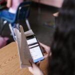 il docente che sequestra il cellulare